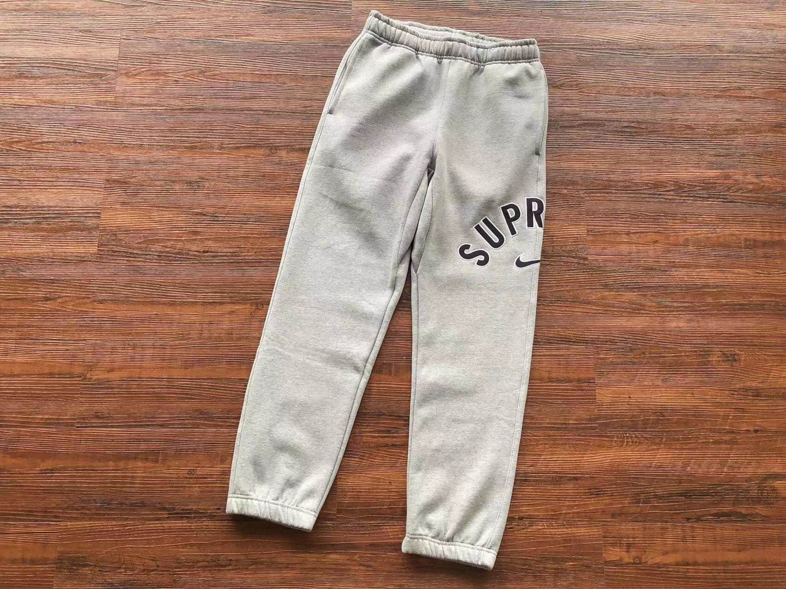 2d15d6b5 Calça Supreme Moletom Nike Preta/Cinza