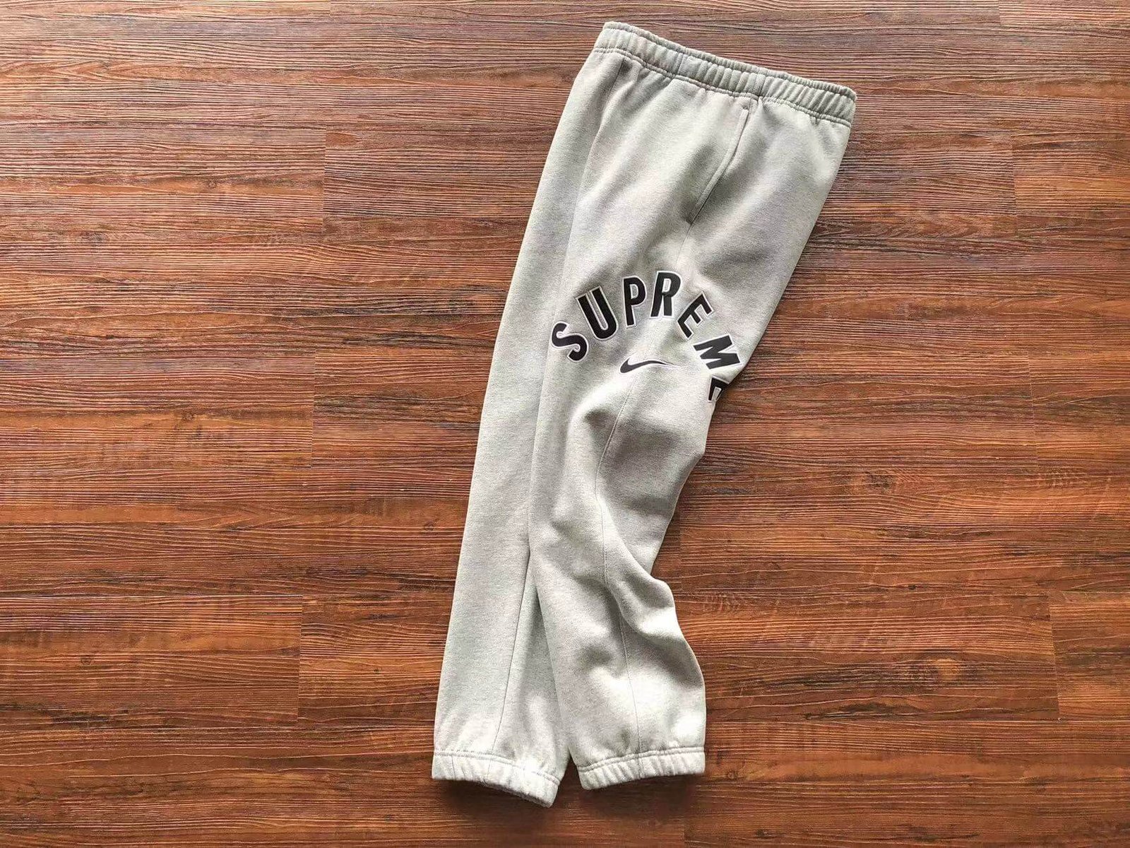 2fe4b76b Calça Supreme Moletom Nike Preta/Cinza