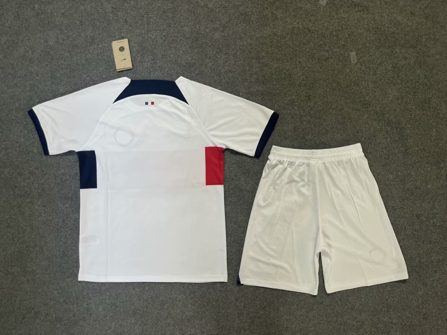 5b51b363 Kit Infantil do MBAPPÉ PSG Branca 2023/24