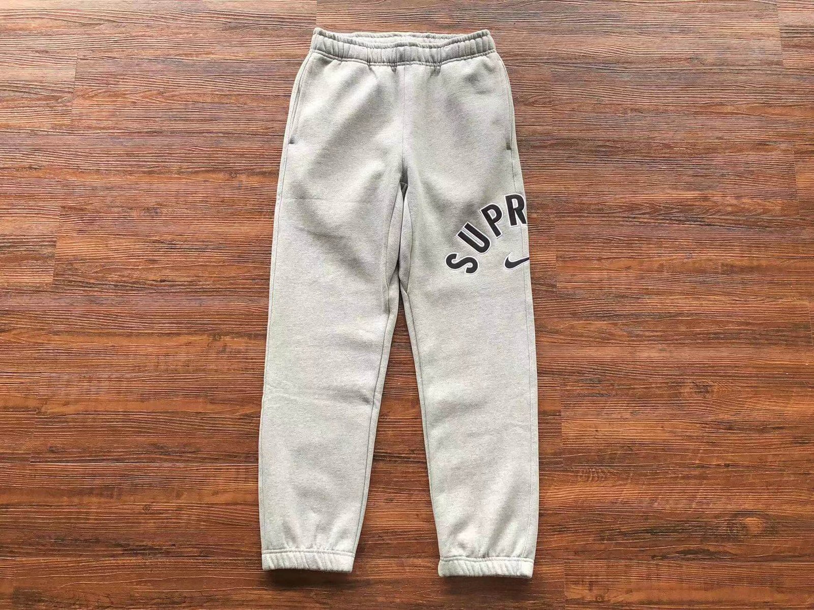 d3bbbb98 Calça Supreme Moletom Nike Preta/Cinza