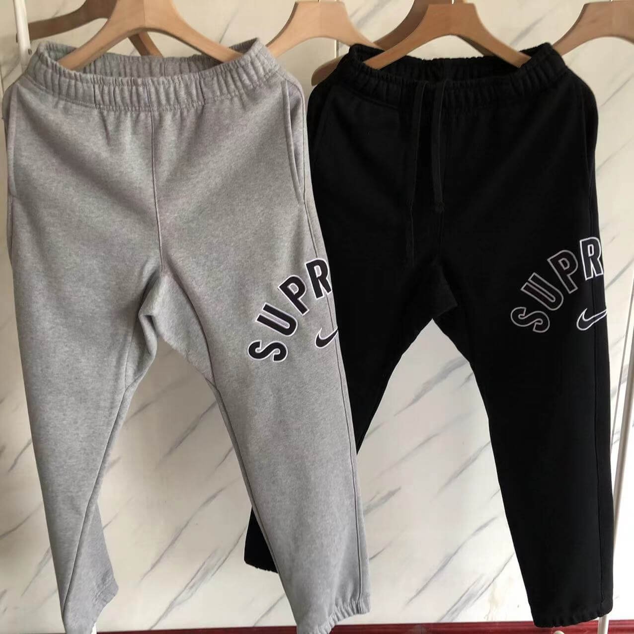 f06782b3 Calça Supreme Moletom Nike Preta/Cinza
