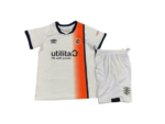 Kit Infantil Luton Town Branco Home 2023/24 Unissex