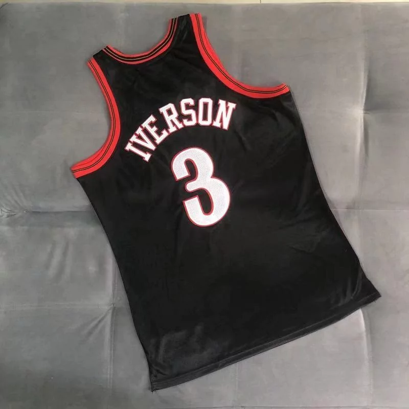 Regata NBA Mitchell & Ness Retrô Preta Philadelphia 76ers 2000/01 Iverson #3 Regata NBA Mitchell & Ness Retrô Preta Philadelphia 76ers 2000/01 Iverson #3