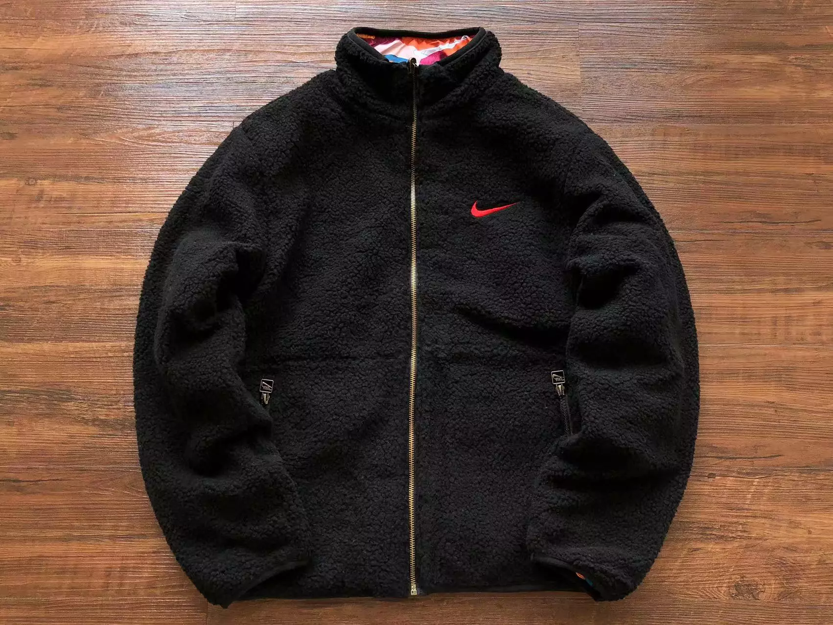 Casaco de Frio Nike Lã Reversível Preto/Bege Leap High Just do It Casaco de Frio Nike Lã Reversível Preto/Bege Leap High Just do It