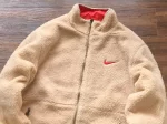 Casaco de Frio Nike Lã Reversível Preto/Bege Leap High Just do It