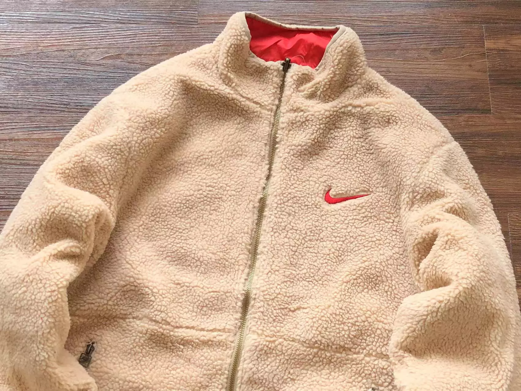 Casaco de Frio Nike Lã Reversível Preto/Bege Leap High Just do It Casaco de Frio Nike Lã Reversível Preto/Bege Leap High Just do It