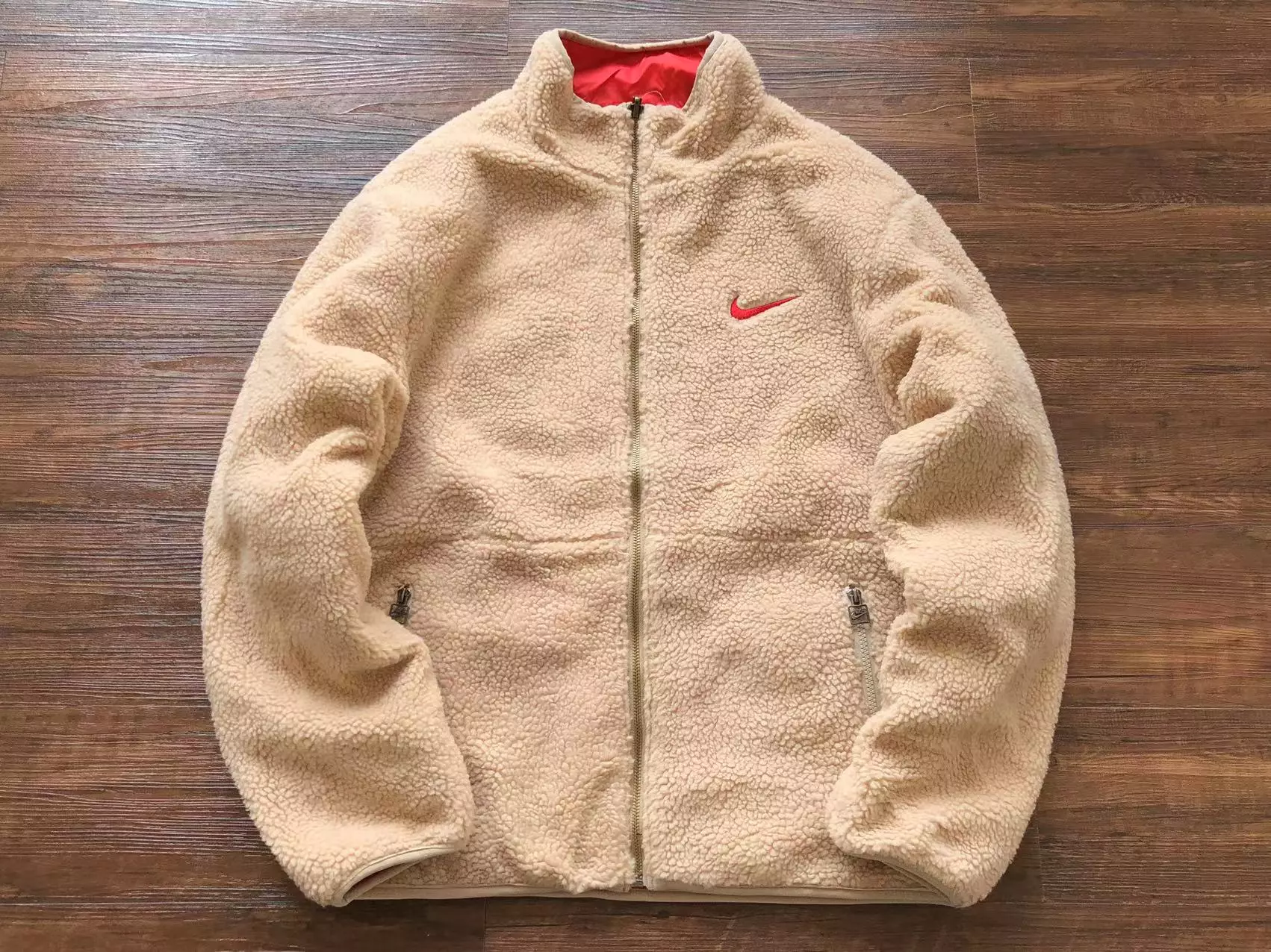 Casaco de Frio Nike Lã Reversível Preto/Bege Leap High Just do It Casaco de Frio Nike Lã Reversível Preto/Bege Leap High Just do It