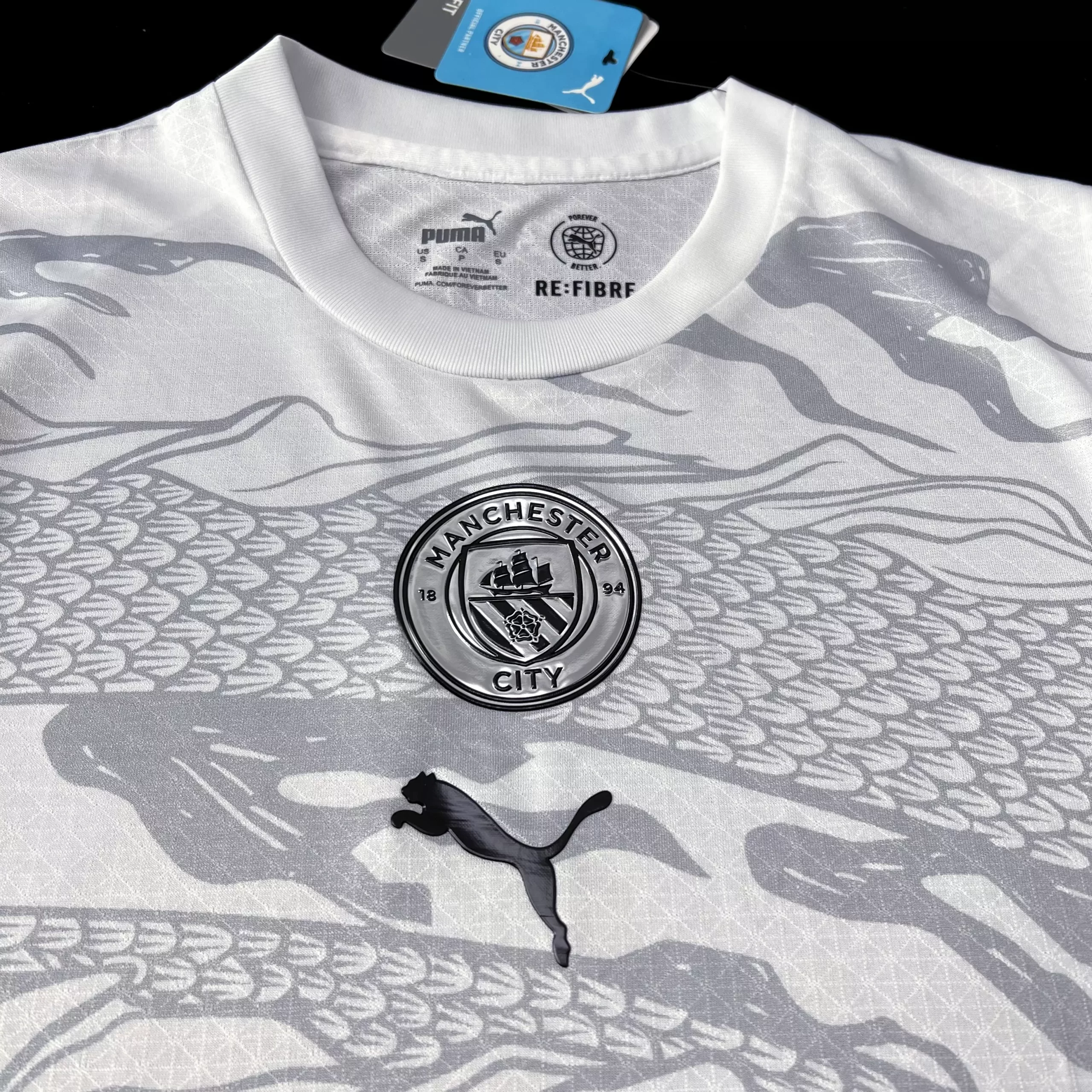 Camisa Manchester City Branca Dragão de Madeira 2024/25 Jogador Camisa Manchester City Branca Dragão de Madeira 2024/25 Jogador