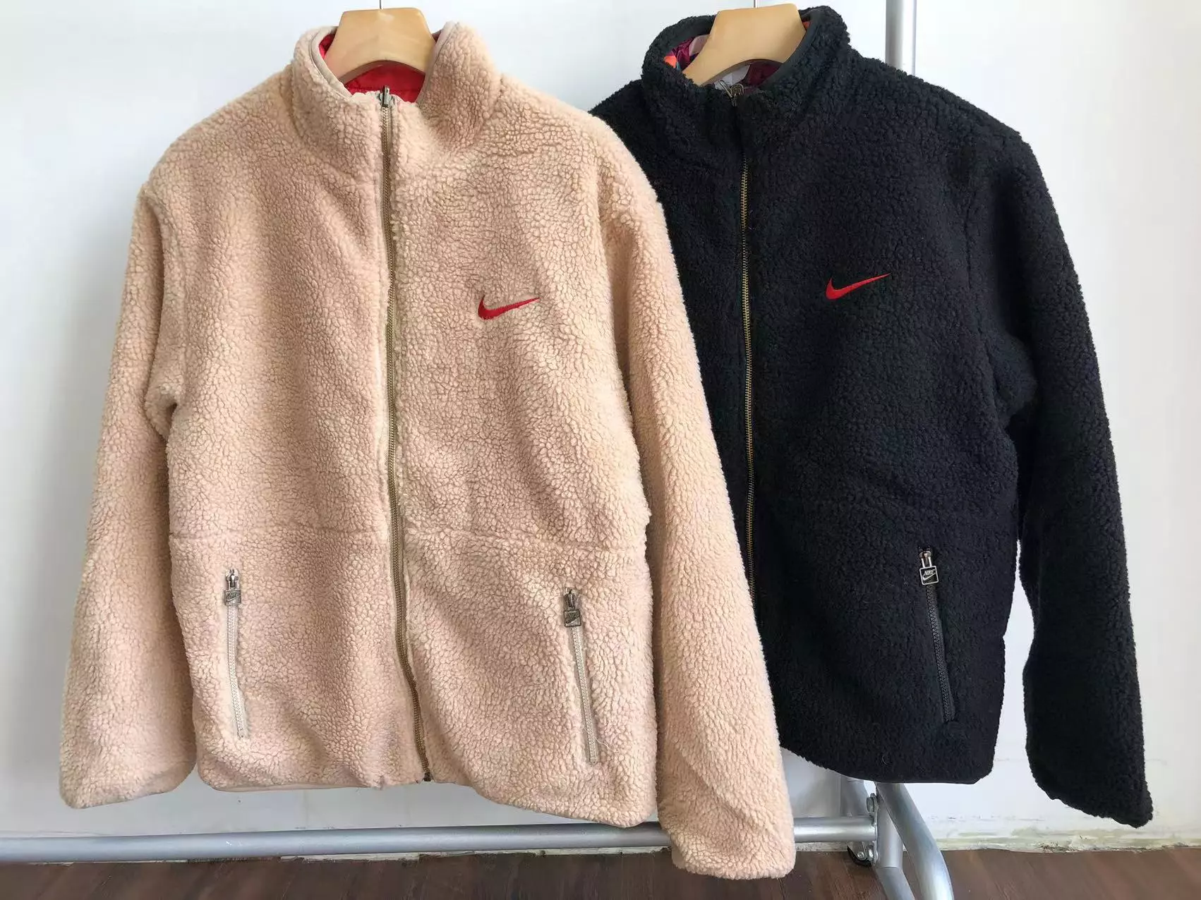 Casaco de Frio Nike Lã Reversível Preto/Bege Leap High Just do It Casaco de Frio Nike Lã Reversível Preto/Bege Leap High Just do It
