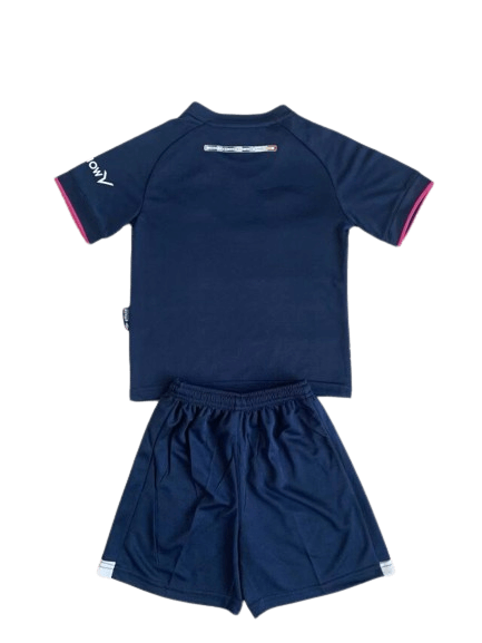 Kit Infantil Luton Town Roxo II 2023/24 Unissex Kit Infantil Luton Town Roxo II 2023/24 Unissex
