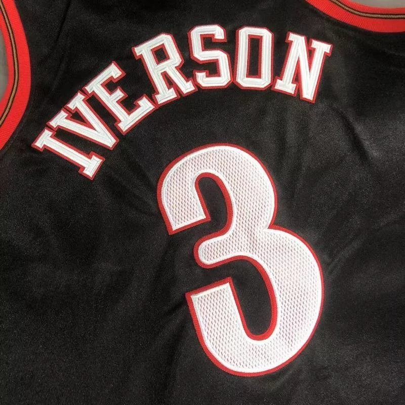 Regata NBA Mitchell & Ness Retrô Preta Philadelphia 76ers 2000/01 Iverson #3 Regata NBA Mitchell & Ness Retrô Preta Philadelphia 76ers 2000/01 Iverson #3