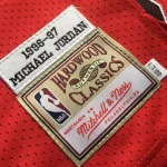 regata-nba-mitchell-ness-chicago-bulls-retro-1997-1998-vermelha-jordan-23-finais-13-4c79c9deade5b2945b15937010367765-1024-1024