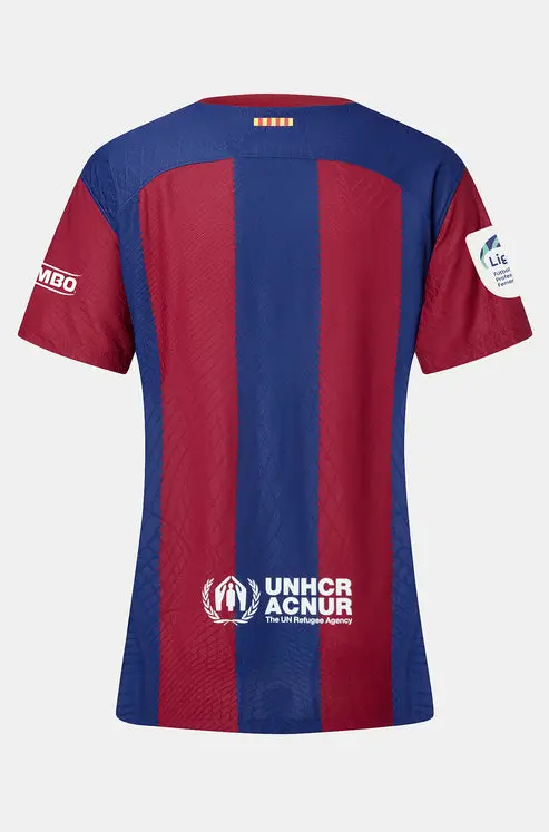Camisa Barcelona Karol G El Clasico I Grená 2024/25 Feminina Camisa Barcelona Karol G El Clasico I Grená 2024/25 Feminina