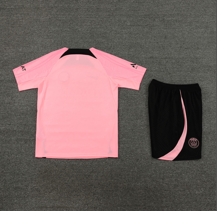 Conjunto de Treino PSG Camisa Rosa + Bermuda Preta 2023/24 Conjunto de Treino PSG Camisa Rosa + Bermuda Preta 2023/24