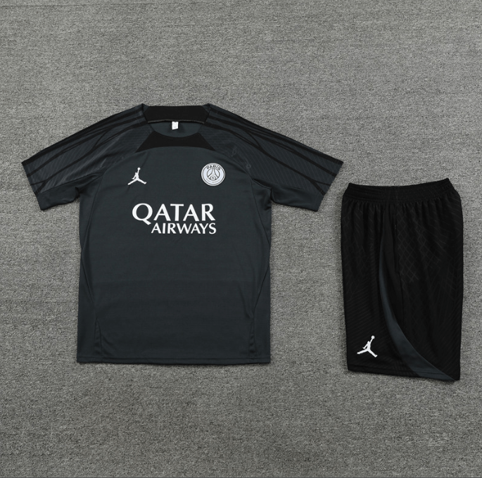 Conjunto de Treino PSG Camisa + Bermuda Cinza Chumbo 2023/24 Conjunto de Treino PSG Camisa + Bermuda Cinza Chumbo 2023/24