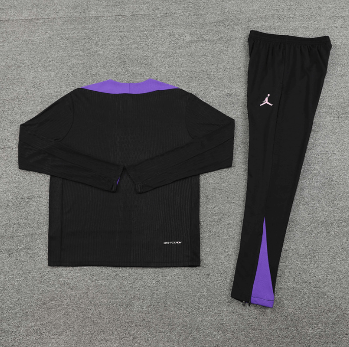 Conjunto de Treino PSG Jaqueta + Calça Preta/Roxo 2024/25 Conjunto de Treino PSG Jaqueta + Calça Preta/Roxo 2024/25