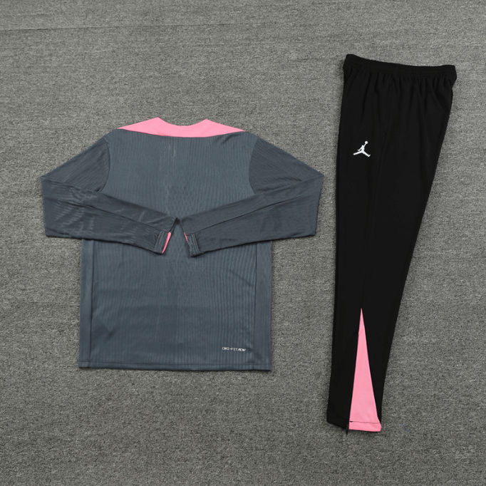 Conjunto de Treino PSG Jaqueta + Calça Cinza/Rosa 2024/25 Conjunto de Treino PSG Jaqueta + Calça Cinza/Rosa 2024/25