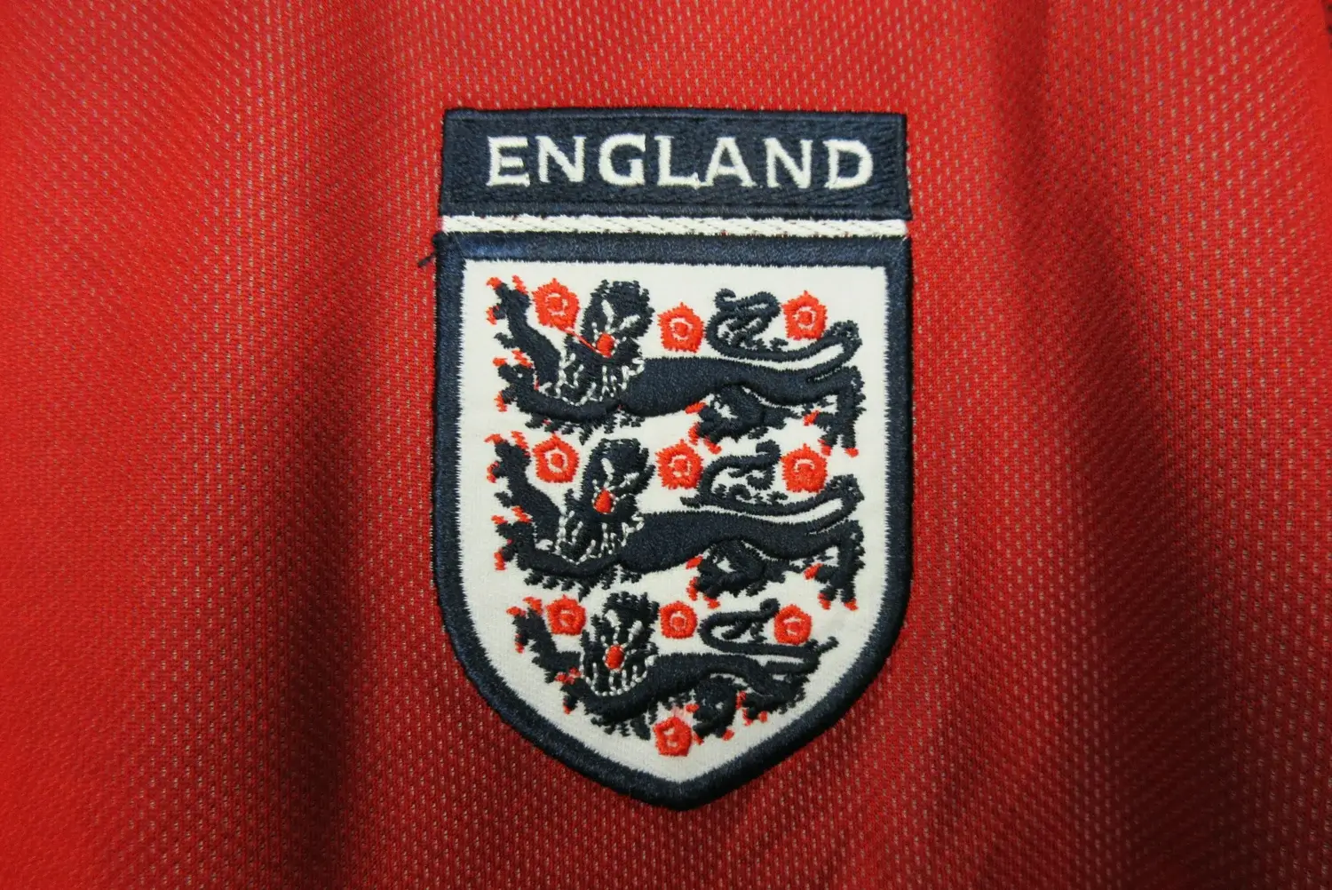 camisa-ii-inglaterra-vermelha-away-2002-versao-retro-2 (1) Camisa Inglaterra Vermelha II Away 2002 Masculina