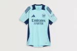 camisa-arsenal-treino-azul-claro-2024-25-masculina (1)