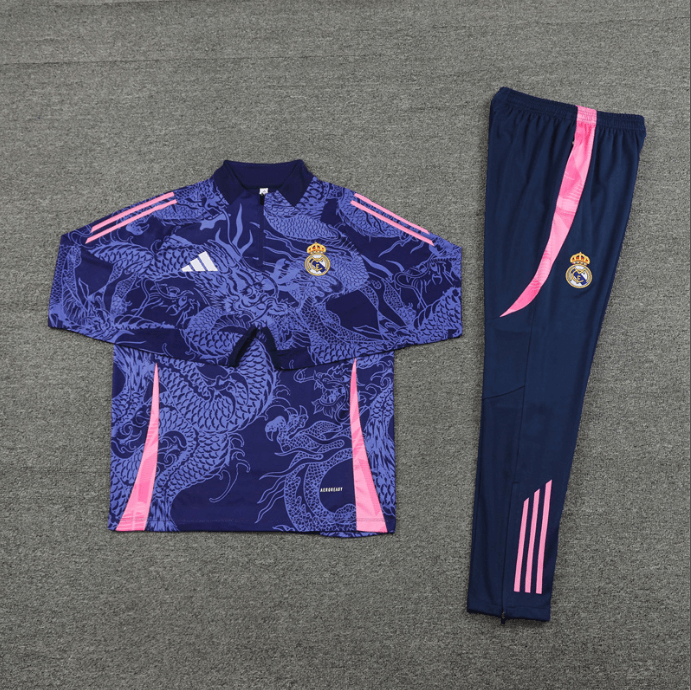 conjunto-treino-real-madrid-dragao-roxo-2024-25-calca-jaqueta (1) Conjunto de Treino Real Madrid Dragão Azul 2023/24 Jaqueta e Calça