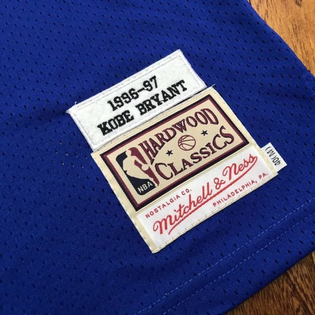 regata-nba-mitchell-ness-los-angeles-lakers-hardwood-1996-1997-azul-bryant-8-3 Regata NBA Mitchell & Ness Los Angeles Lakers Hardwood 1996-97 Azul Bryant #8