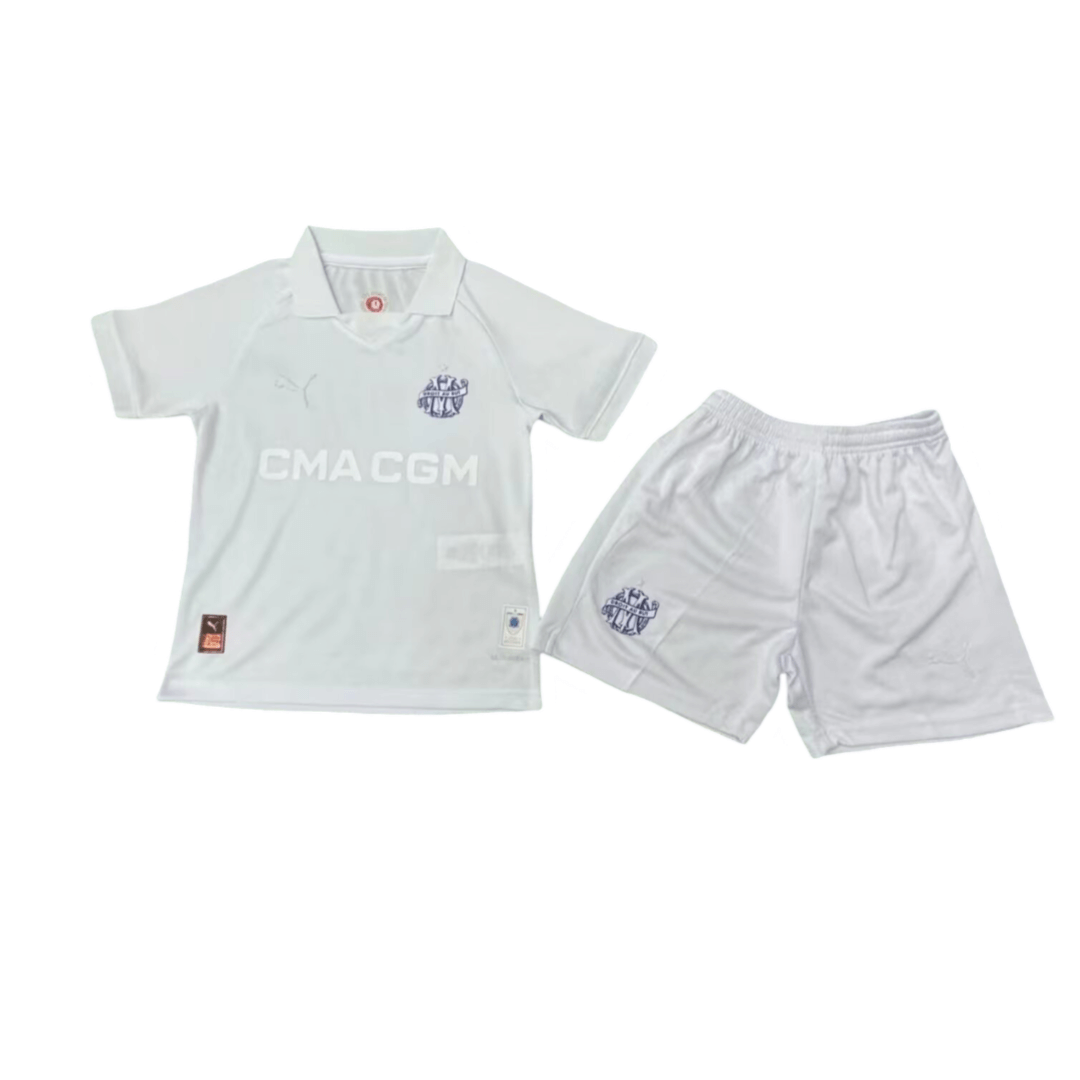 Kit Infantil Olympique de Marseille 125 Anos Branca 2024/25 Unissex Kit Infantil Olympique de Marseille 125 Anos Branca 2024/25 Unissex