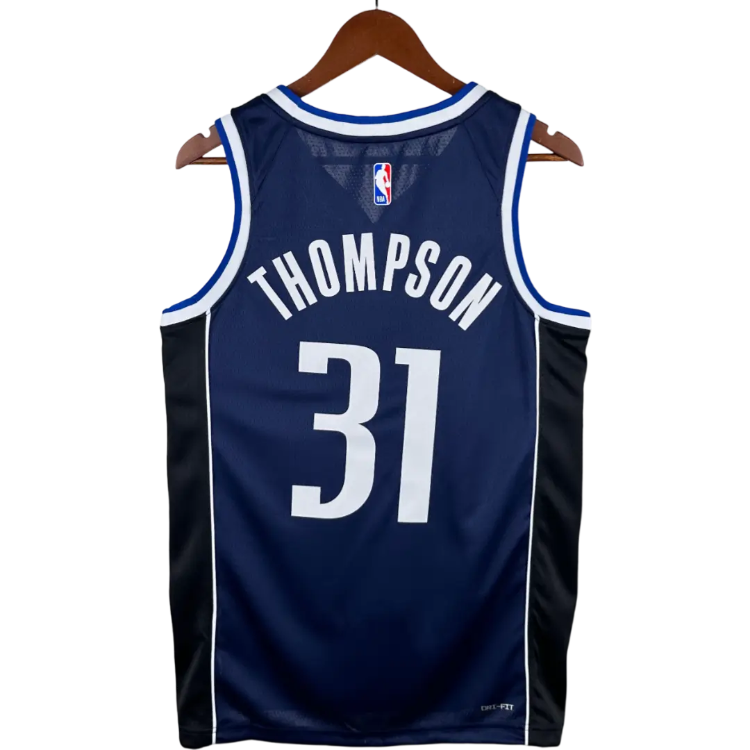 Regata NBA Swingman Statement Dallas Mavericks Azul Escuro Thompson #31-3 Regata NBA Swingman Statement Dallas Mavericks Azul Escuro Thompson #31