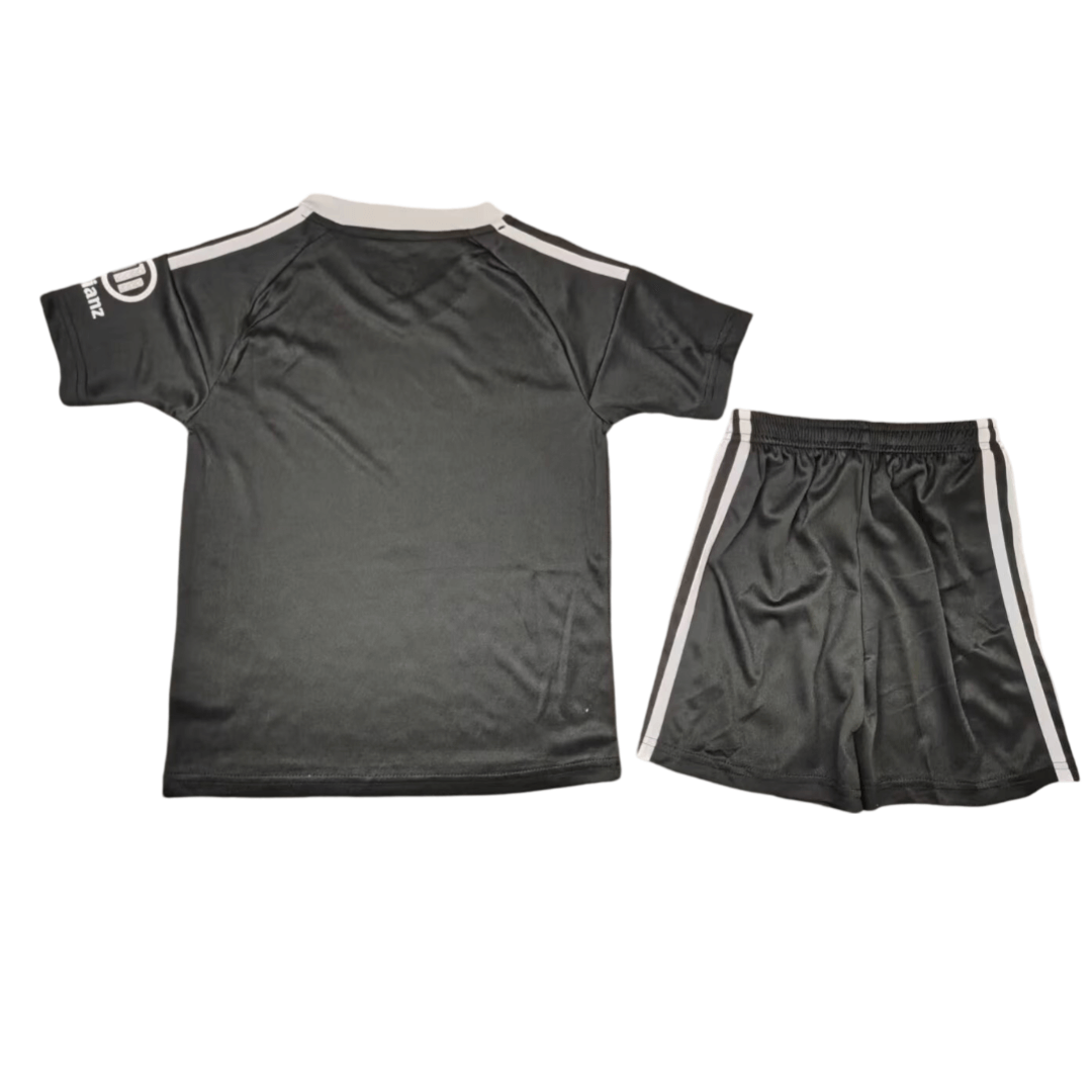 Kit Infantil Bayern de Munique Preta Originasl 2024/25 Unissex Kit Infantil Bayern de Munique Preta Originasl 2024/25 Unissex
