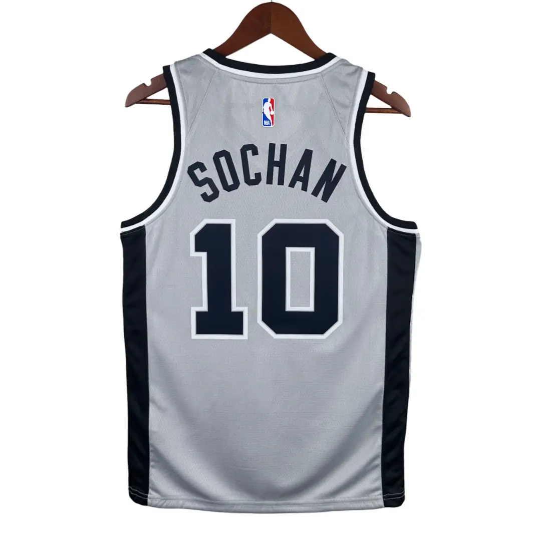 regata-nba-swingman-statement-san-antonio-spurs-cinza-18-19-sochan-10- Regata NBA Swingman Statement San Antonio Spurs Cinza 18-19 Sochan #10