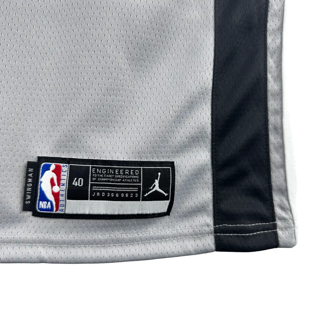 regata-nba-swingman-statement-san-antonio-spurs-cinza-18-19-sochan-10-1 Regata NBA Swingman Statement San Antonio Spurs Cinza 18-19 Sochan #10