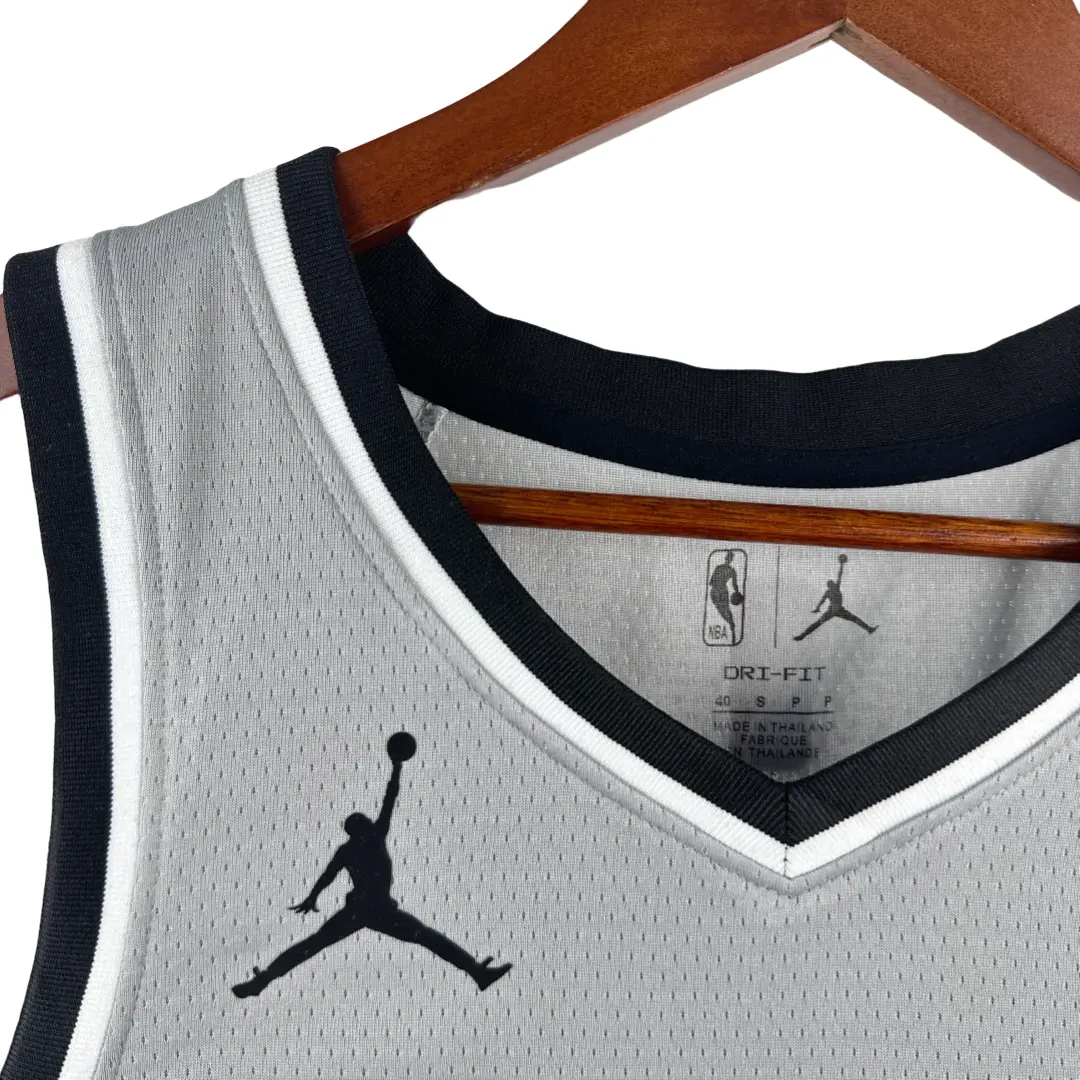 regata-nba-swingman-statement-san-antonio-spurs-cinza-18-19-sochan-10-2 Regata NBA Swingman Statement San Antonio Spurs Cinza 18-19 Sochan #10