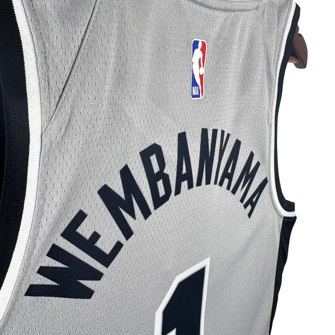 regata-nba-swingman-statement-san-antonio-spurs-cinza-18-19-wembanyama-1-3 Regata NBA Swingman Statement San Antonio Spurs Cinza 18-19 WEMBANYAMA #1