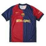 camisa-barcelona-travis-scott-2025-26-grena-home-masculina