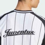 camisa-juventus-us-pack-basebol-branca-botoes-2025