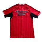 camisa-manchester-united-us-pack-basebol-vermelha-botoes-2025