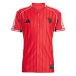 camisa-manchester-united-us-pack-basebol-vermelha-botoes-2025