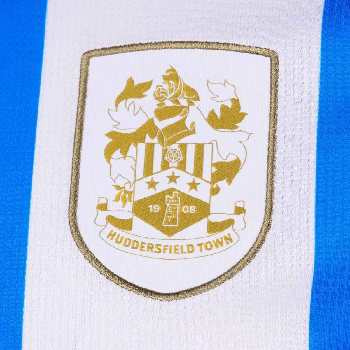 camisa-huddersfield-town-branca-2025-26-home-masculina (2) Camisa Huddersfield Town Branca/Azul 2025/26 Home Masculina