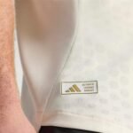 camisa-liverpool-fc-bege-2025-26-away-ii-jogador