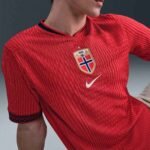 camisa-noruega-vermelha-2025-26-home-time-feminino-joagdor