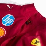 jaqueta-Scuderia Ferrari-oversized-vermelha-2025-26