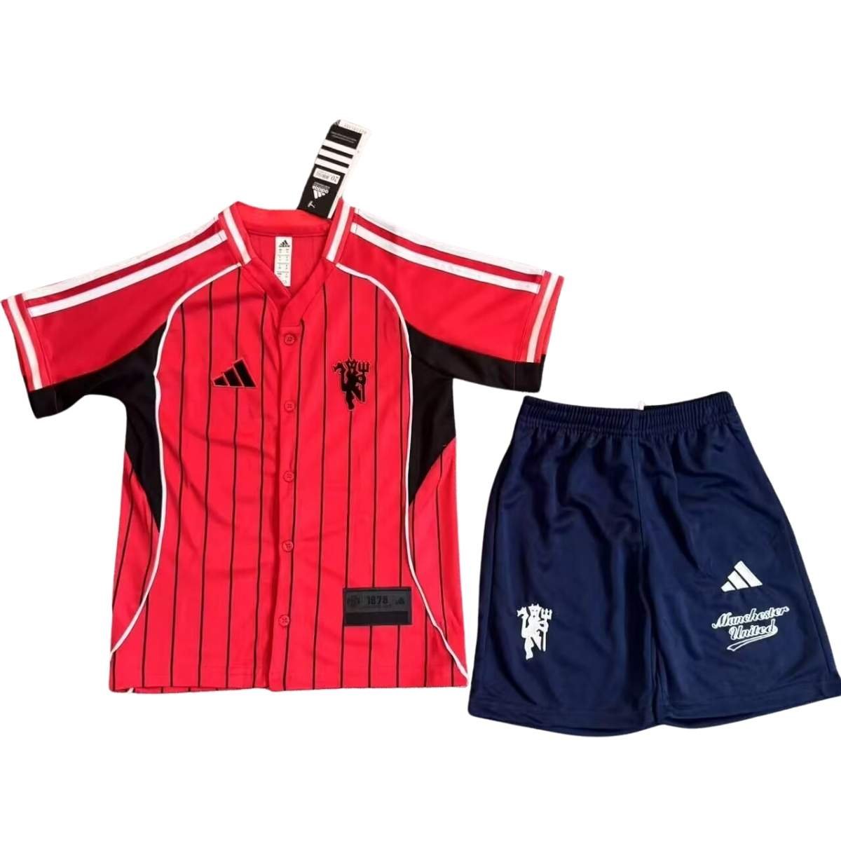 Kit-infantil-Man-United-Baseball-Jersey-Vermelho-25-26-Home-Unissex (1) Kit Infantil Manchester United Basebol Vermelha 2025/26 Botões Unissex