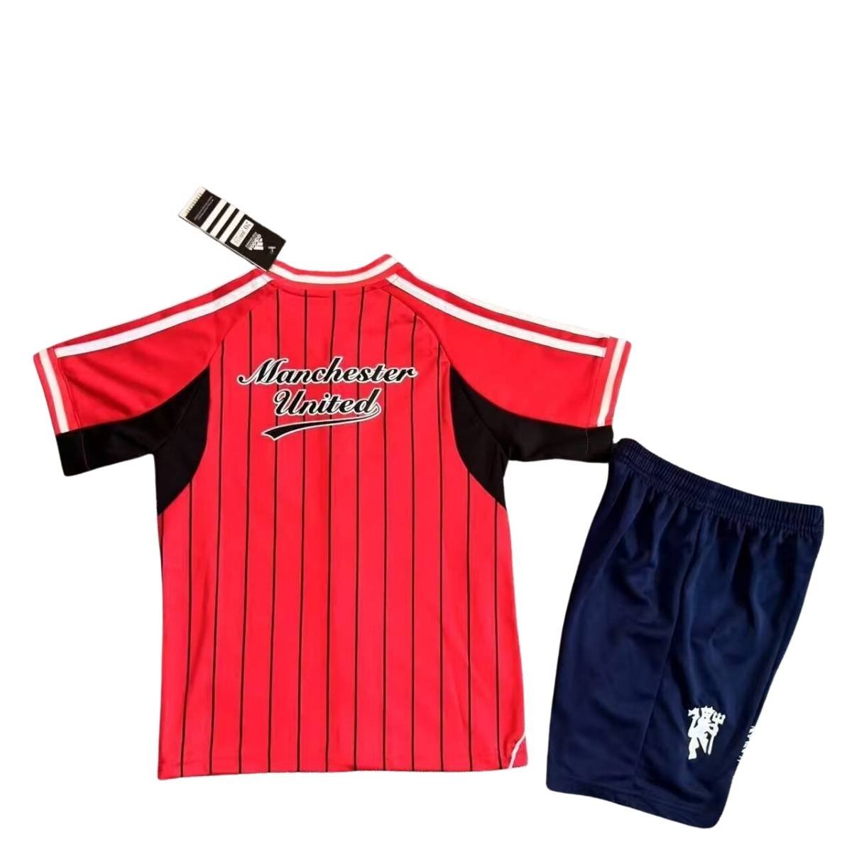 Kit-infantil-Man-United-Baseball-Jersey-Vermelho-25-26-Home-Unissex (2) Kit Infantil Manchester United Basebol Vermelha 2025/26 Botões Unissex