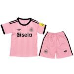 Kit-infantil-Newcastle-Goleiro-Rosa-25-26-Huirong-Home-Masculina (1)