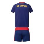 Kit-infantil-RB-Leipzig-Puma-Azul-e-vermelho-2025-26-Home-Unissex