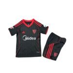 Kit-infantil-Sevilla-Preto-e-Vermelho-2025-26-Third-Unissex (1)