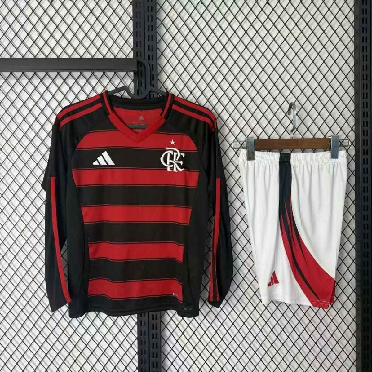 Kit-infantil-flamengo-vermelho-2025-26-titular-manga-longa (2) Kit Infantil Flamengo Vermelho 2025/26 Titular Manga Longa