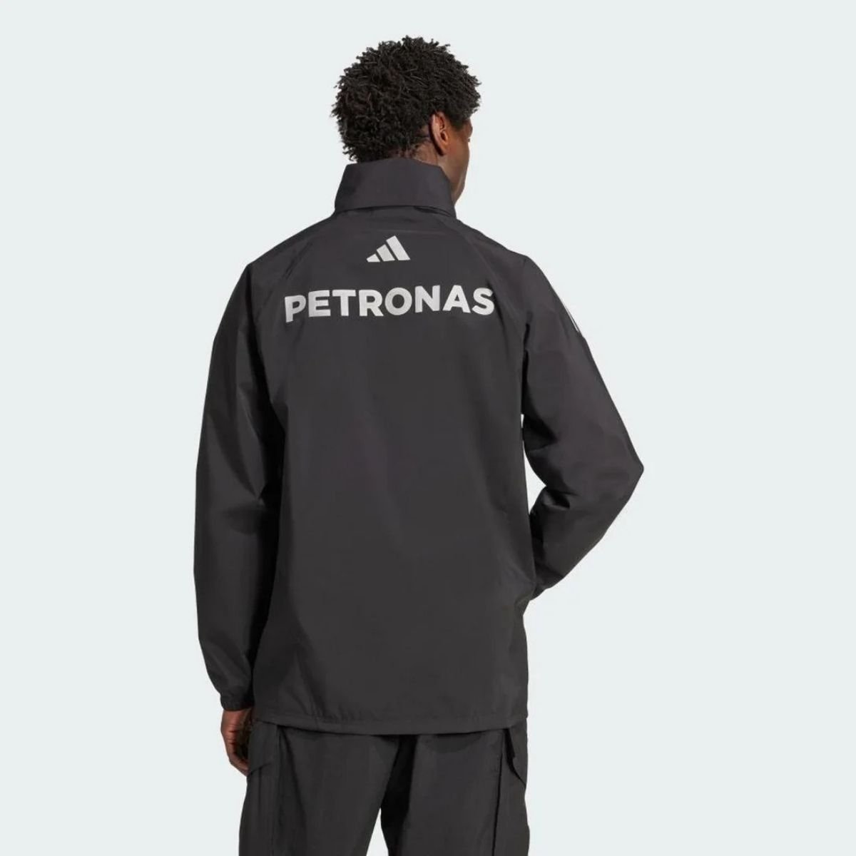 jaqueta-corta-vento-mercedes-benz-amg-chuva-preta-2025-26-masculina (2) Jaqueta Corta Vento Mercedes Benz AMG F1 Chuva Preta 2025/26 Masculina