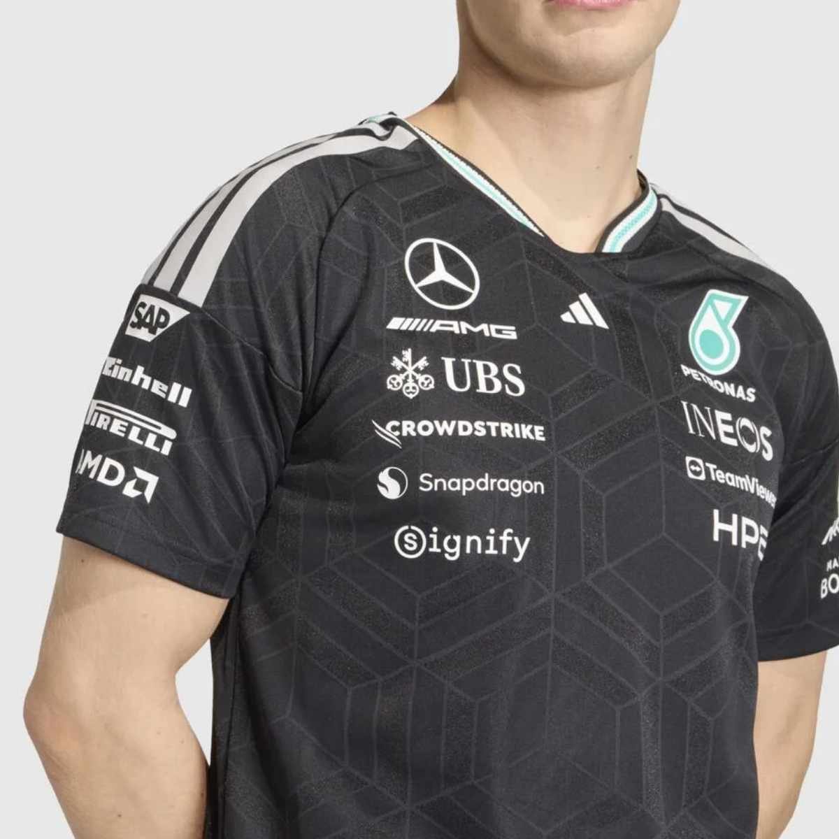 camisa-mercedes-amg-benz-preta-f1-2026-27-authentic-masculina-adidas (3) Camisa Mercerdes Benz AMG F1 Preta 2026/27 Team Authenctic Masculina