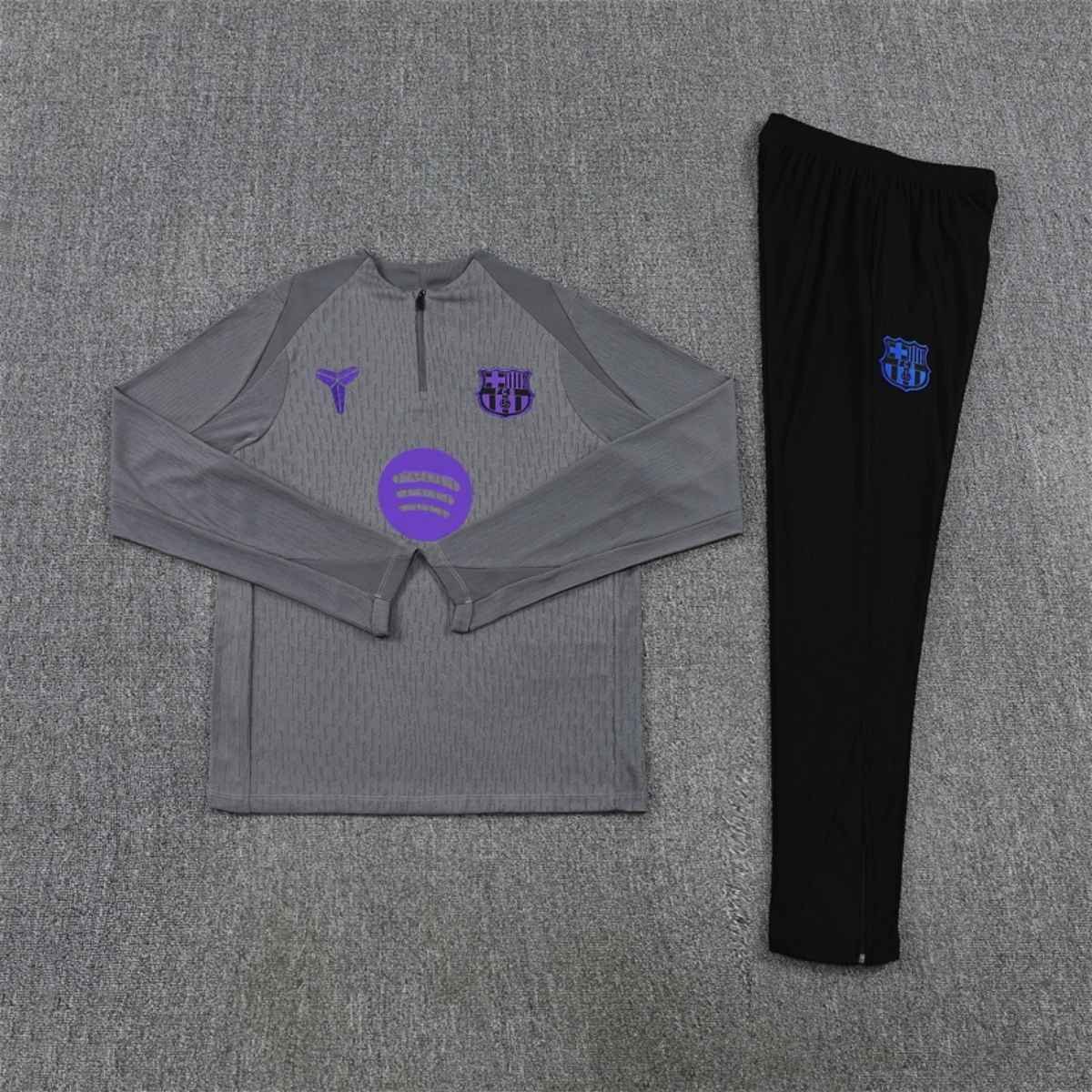 kit-treino-argelia-2025-26-cinza-preto-masculino (2) Conjunto Treino Barcelona Calça e Jaqueta Kobe Bryant 2025/26 Cinza Masculina