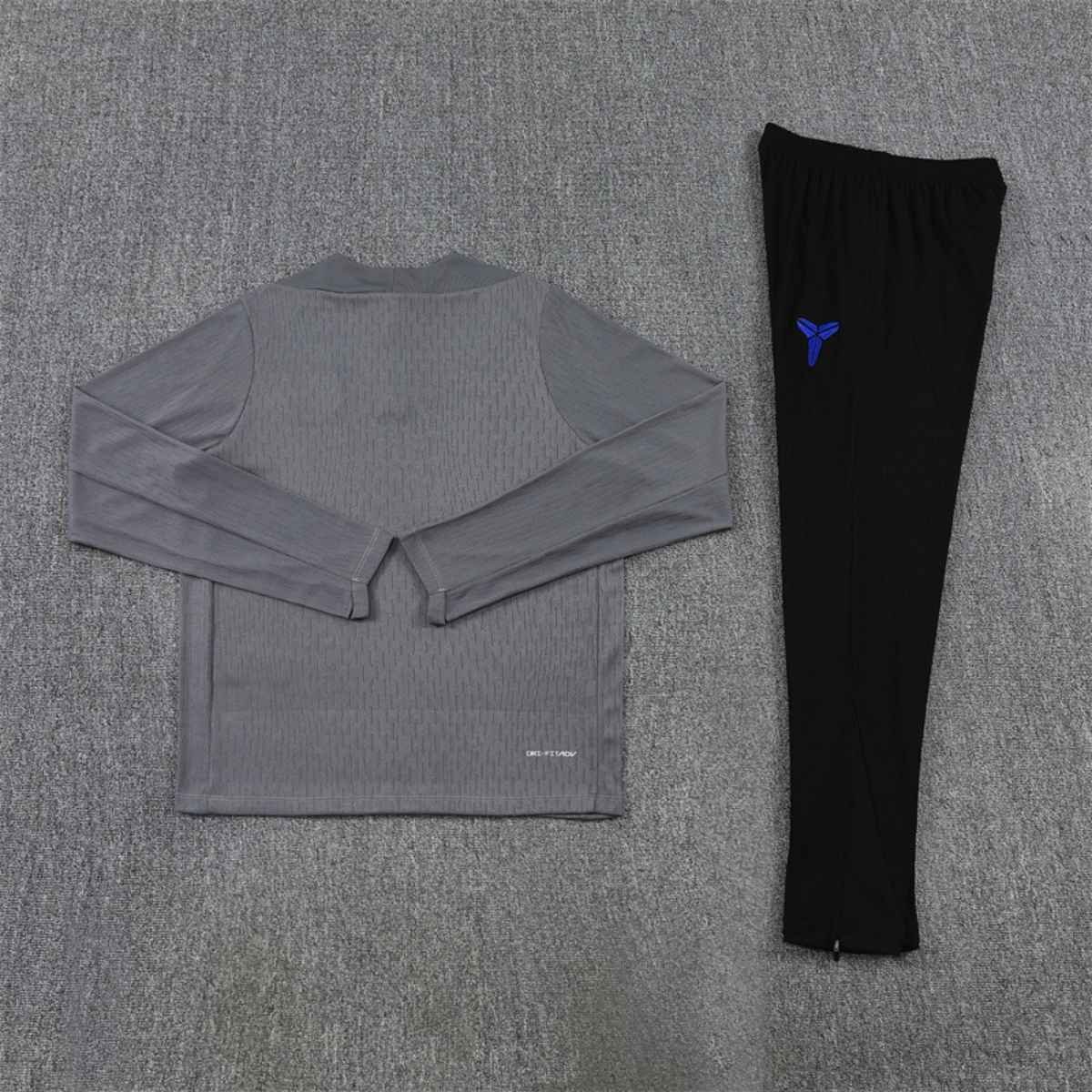 kit-treino-argelia-2025-26-cinza-preto-masculino (3) Conjunto Treino Barcelona Calça e Jaqueta Kobe Bryant 2025/26 Cinza Masculina